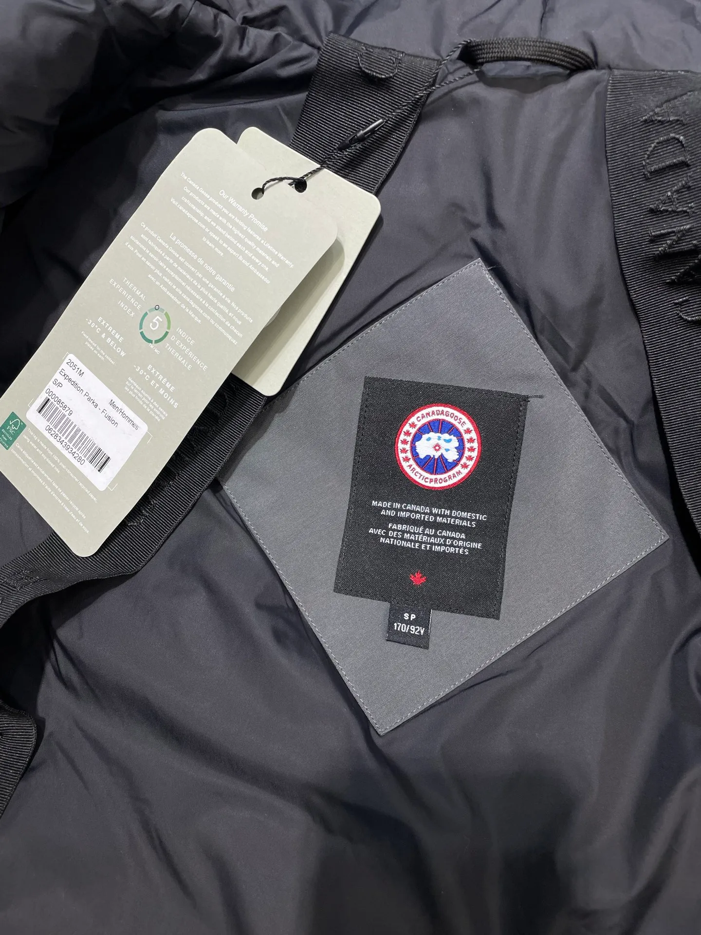 P910 special version 🌟 🇨🇦CANADA GOOES 24 new models 08 models/couple models Factory direct supply: supplying global purchasing agents, micro-business, entities, Tmall, high-end stalls and studio cooperation, free shipping! Canada Goose Expedition Parka 2008 is the same style for men and women. It is mid-length and the most timeless classic. All Arctic and Antarctic scientific expedition teams choose Canada Goose as their cold-proof equipment. It is the Rolls-Royce of down jackets. ➖ Industry-leading anti-counterfeiting chip sensing. ➖ Imported Behringer embroidery machines and customized embroidery labels, the highest level and industry leading. ➖ Imported Korean 21-count polyester-cotton blended original fabric, TC85 waterproof coated fabric, water-repellent, windproof and wear-resistant. ➖ The new national standard 80 white duck down is filled with an average of 520 grams of down. The amount of down filled is industry-leading. ➖ 100% nylon lining with double double-layer sealing design to prevent velvet running, and seamless thread design on the cuffs! ➖ Western Canadian Green Wolf Collar. ➖ Yoshida YKK provides original factory-customized electroplated sliders. YKK two-way lockable zippers are tight and smooth and do not peel off paint. ➖ 3M composite Velcro is durable and the accessories and hardware are all custom-made. Note: Our copywriting is only simple and clear. Instead of bragging about the copywriting, it is better to compare and understand with samples. Only for the purest goose, the most dedicated, the most professional, the highest quality, the highest cost performance!  Size:XS-XXL